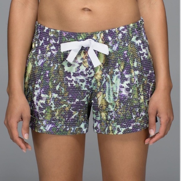 Lululemon Spring Break Away Pleated Shorts Women’s Size 10 - Picture 8 of 9